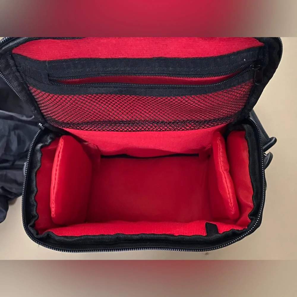NWOT- padded camera bag w/ camera rain cover.